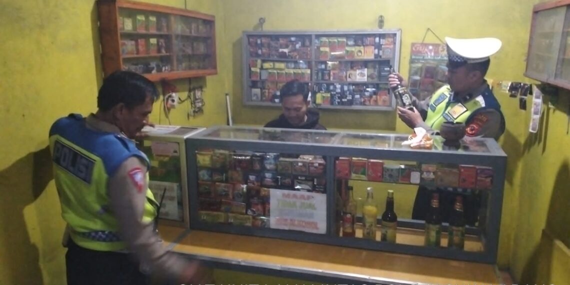 Cegah Peredaran Minuman Keras (Miras) Polsek Sukalarang Gencarkan Razia Ke Kios Jamu