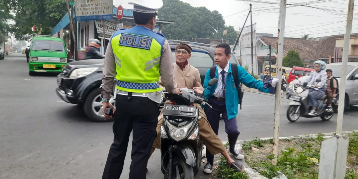 Peduli Keselamatan, Polisi Berikan Teguran Humanis Kepada Pelanggar Lalu Lintas