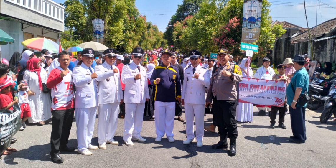 Personel Polsek Sukalarang melakukan Pengamanan Pawai Karnaval dalam rangka HUT RI ke 78