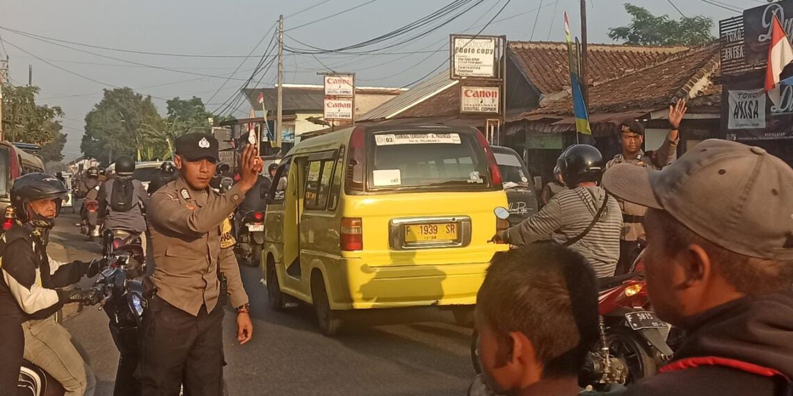 Berikan Rasa Aman Bagi Pengguna Jalan, Anggota Polsek Lembursitu  Laksanakan Pengaturan Lalu Lintas Di pagi Hari