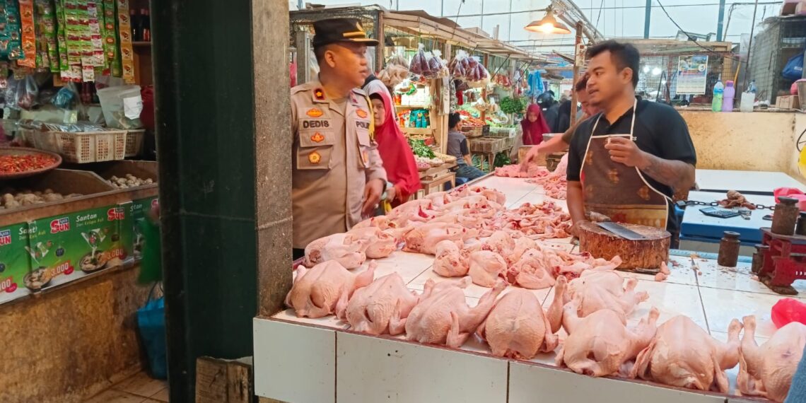Kapolsek Sukaraja Polres Sukabumi Kota melakukan kegiatan pengecekan dan monitoring langsung harga daging ayam