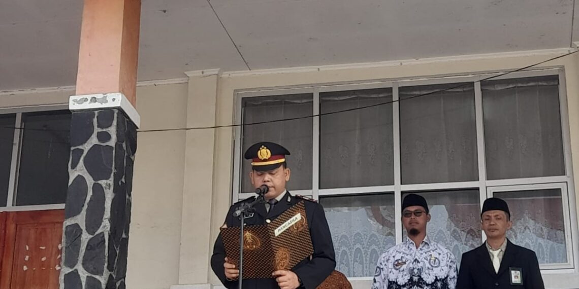 Kapolsek Sukalarang Jadi pembaca teks Pancasila di SMKN 1 Sukalarang dalam rangka HUT RI ke 78