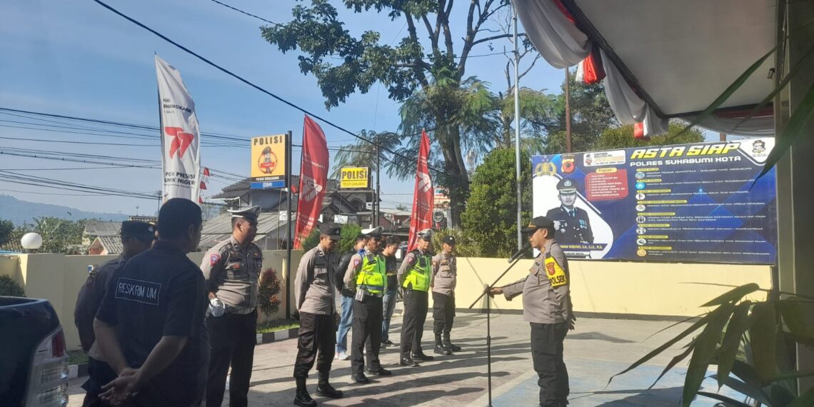 Kapolsek Sukalarang  Sampaikan Arahan Kepada Anggota Saat Pimpin Pelaksanaan Apel Pagi