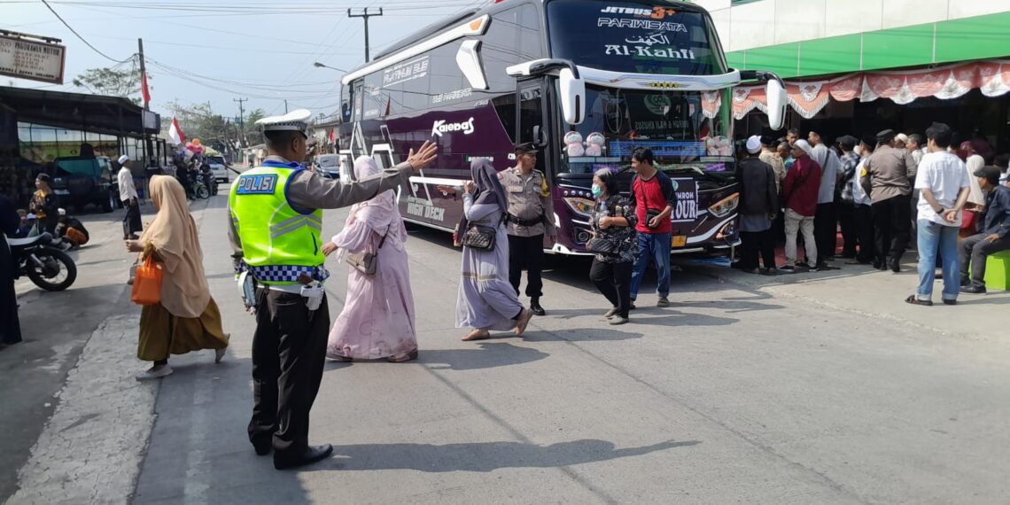 POLSEK BAROS LAKSANAKAN GIAT PENGAMANAN PELEPASAN JEMAAH UMROH ABBA TOUR