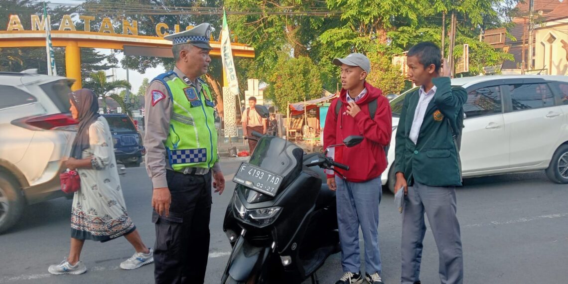 Berikan Teguran Humanis Unit Lantas Polsek Cisaat Mendorong Kesadaran Masyarakat Untuk Tertib Lalu Lintas