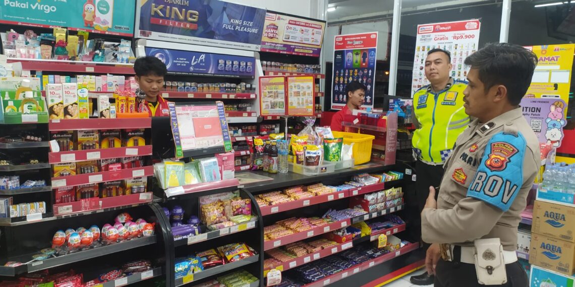 Polisi Polsek Sukalarang Laksanakan Patroli Malam Kontrol Minimarket