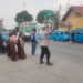Polisi Polsek Sukalarang Bantu Anak-Anak Sekolah Menyeberang Jalan Sepulang Sekolah