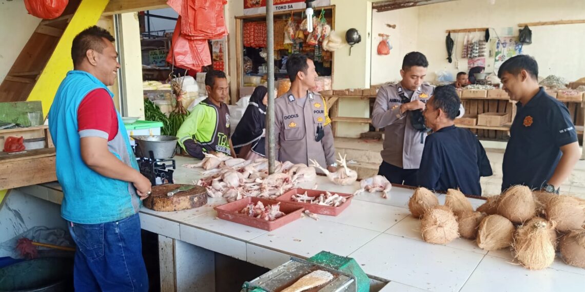 Mengantisipasi melonjaknya kenaikan harga sembako anggota Polsek Sukaraja rutin melakukan kegiatan pengecekan dan monitoring langsung harga Sembako