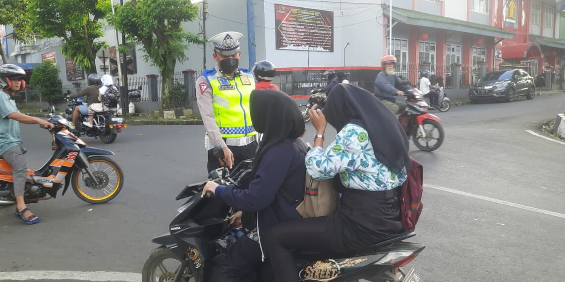 Peduli Keselamatan, Polisi Berikan Teguran Humanis Kepada Pelanggar Lalu Lintas