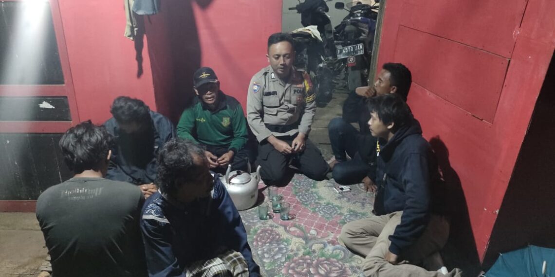 Kerawanan Malam Hari Bhabinkamtibmas Polsek Kebon Pedes Giatkan Sambang Warga Saat Patroli Dialogis
