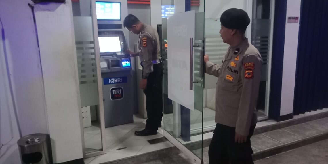 Polsek Sukalarang Patroli Malam Hari Kontrol ATM BRI Cegah Kejahatan Perbankan