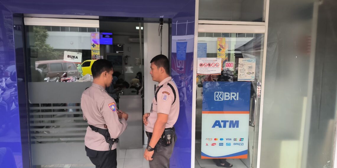 Guna menciptakan keamanan dan kondusif, Polsek Citamiang Patroli Dialogis dan Sambangi Security Bank BRI Cab. Sukabumi.