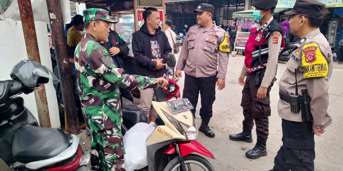 CEGAH C3 POSEK BAROS BERIKAN HIMBAUAN KAMTIBMAS KEPADA WARGA MASYARAKAT YANG SEDANG MELAKSANAKAN AKTIFITAS DI SIANG HARi.