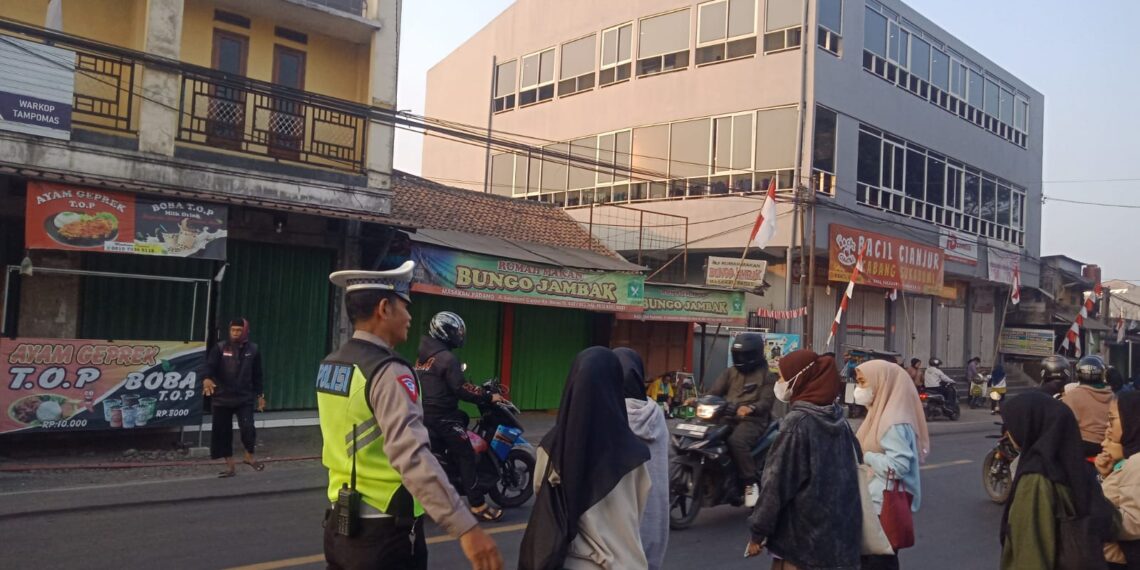 Pelayanan Gatur Lalu Lintas Pagi Bubaran Sip Malam Karyawan PT. Pratama Industri
