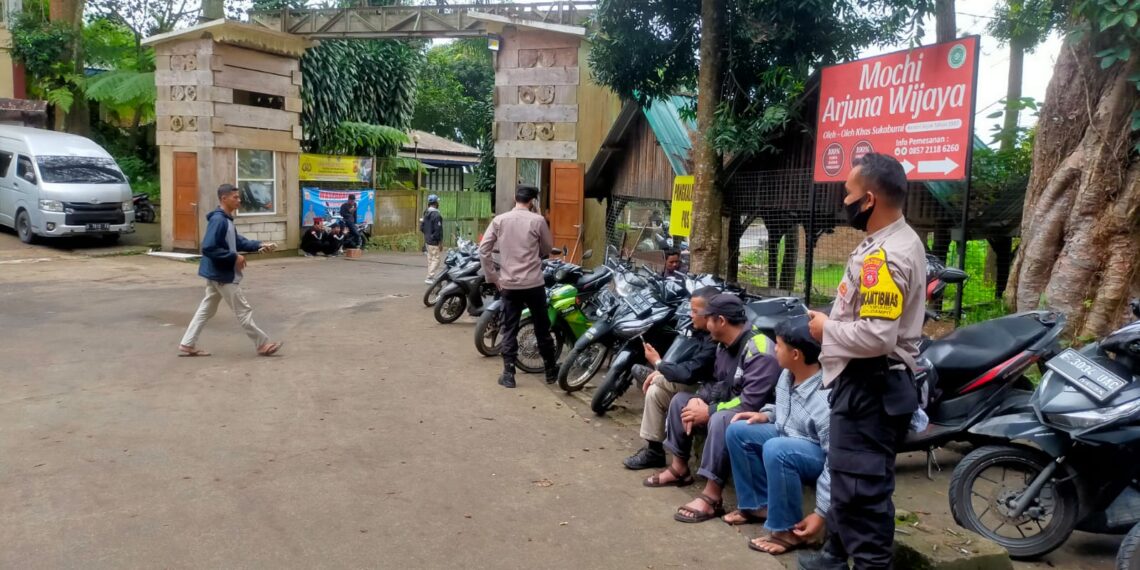 Personil Polsek kadudampit Patroli Dialogis di tempat wisata situ gunung