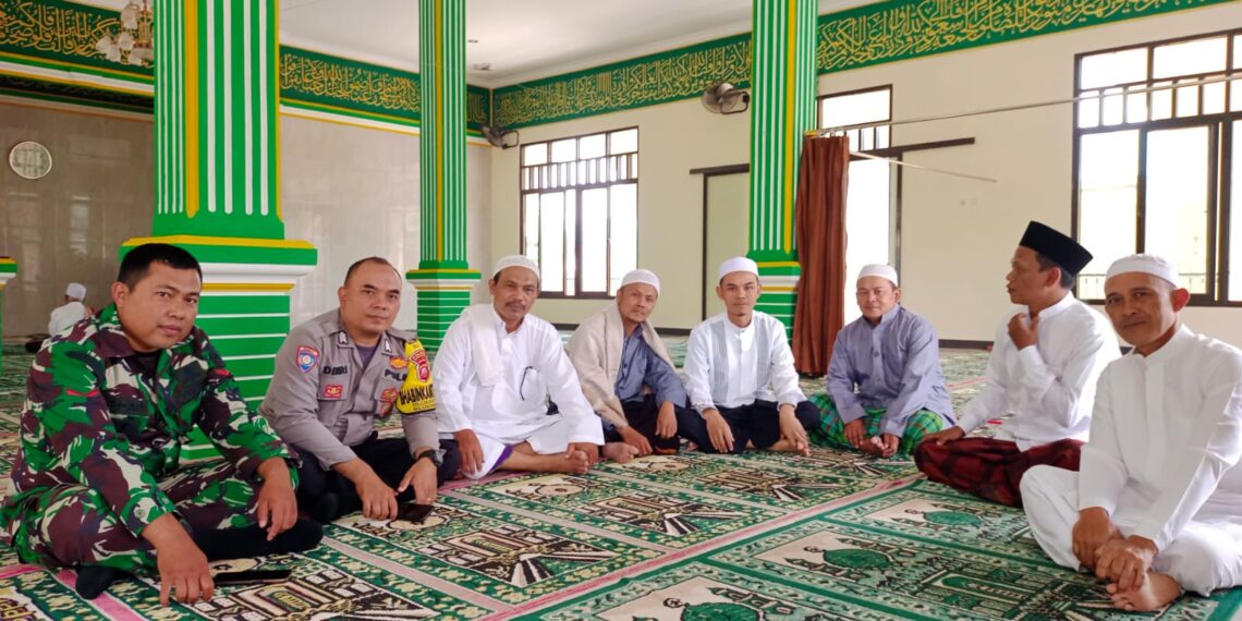 Jalin Silaturahmi Kamtibmas, Bhabinkamtibmas Polsek Cireunghas Polres Sukabumi Kota Bersama Babinsa dan kepala Desa Sambangi DKM Masjid Jami Assalam