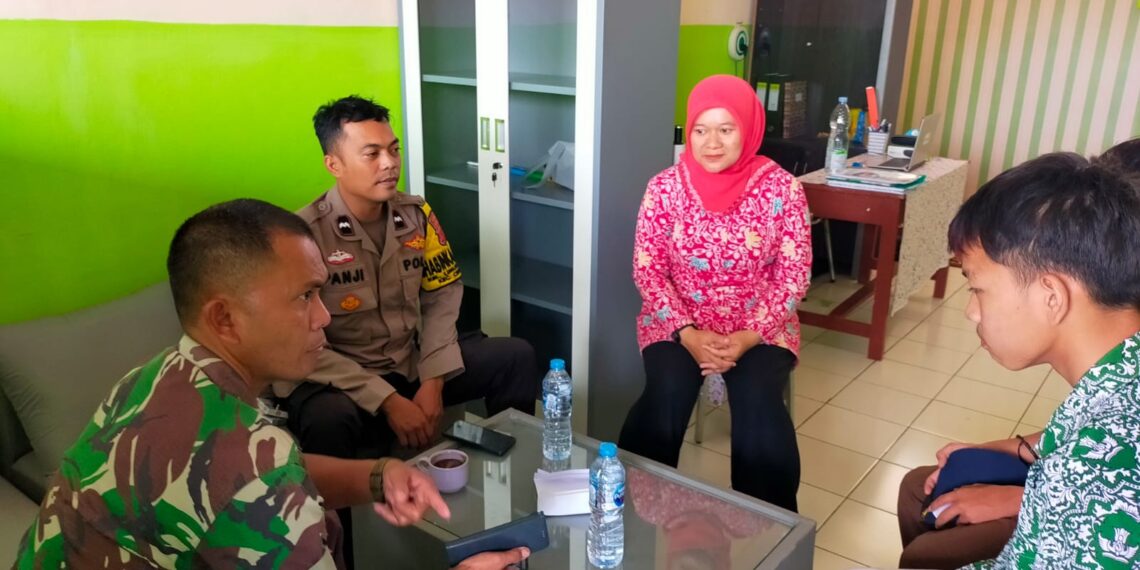 Sinergitas TNI POLRI, Bhabinkamtibmas Polsek Cibeureum dan Babinsa Sambang Rutin ke Warga di Wilayah Binaannya