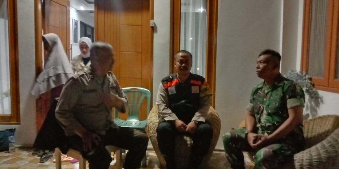 Kanit Binmas dan Bhabinkamtias Laksanakan Anjangsana untuk Pererat Tali Silaturahmi Dengan Warga masyarakat