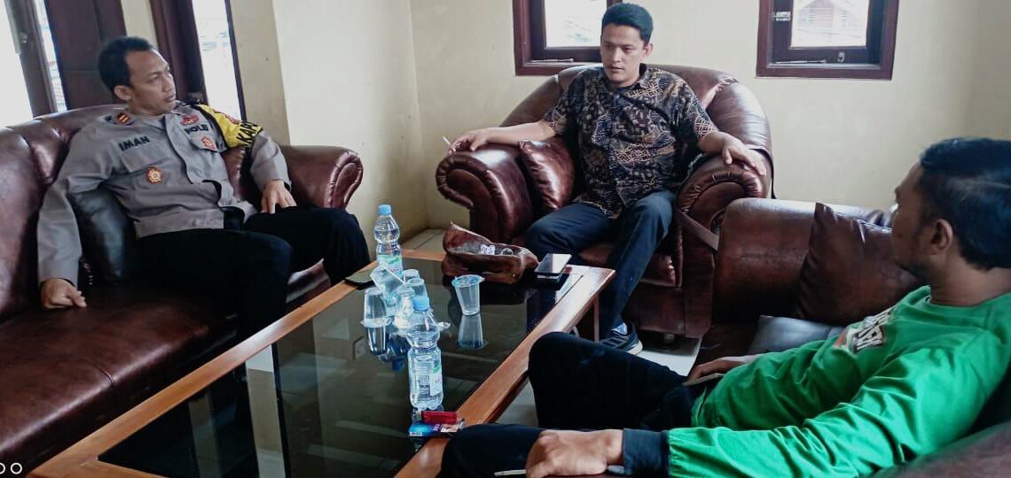 Pererat Silaturahmi Kapolsek Gunungguruh Sambangi ‎Kepala Desa