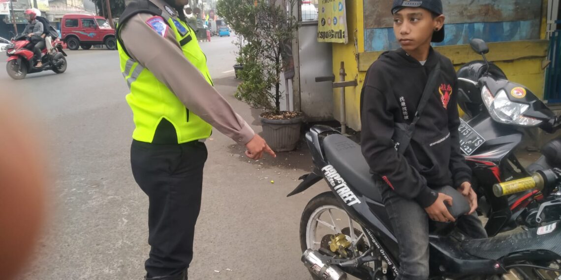 Unit lantas Polsek Sukaraja gencarkan penertiban knalpot kendaraan yang tidak standar atau brong, bukan hanya sepeda motor mobilpun jadi sasaran.
