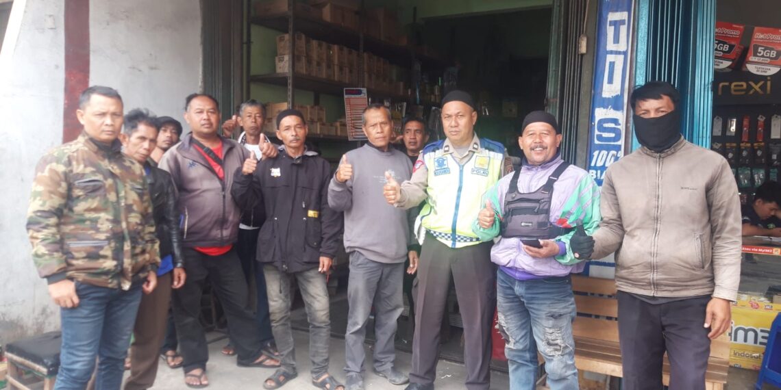 Polsek Sukaraja memberikan pembinaan dan penyuluhan hukum tentang modus penipuan untuk mengambil motor dan tertib lalu lintas kepada warga