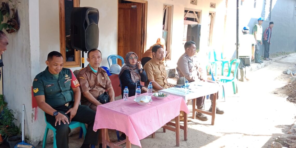 Bhabinkamtibmas Hadiri Pelatakan Batu Pertama Bantuan Pembangunan Septic Tank Komunal( SPALDS)