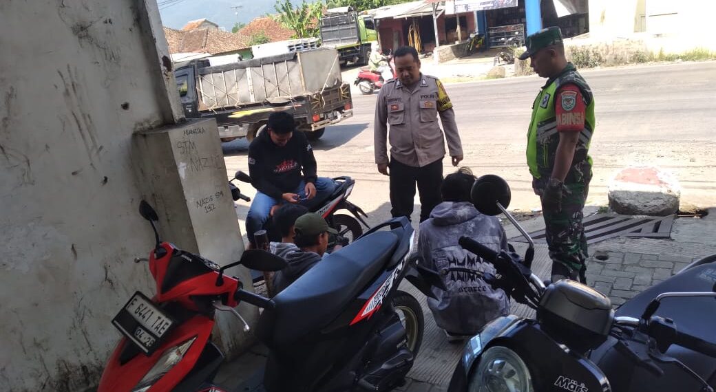 Bhabinsa Bersama Bhabinkamtibmas Desa Sukamaju Dalam Kegiatan Sambang Warga Desa Binaannya
