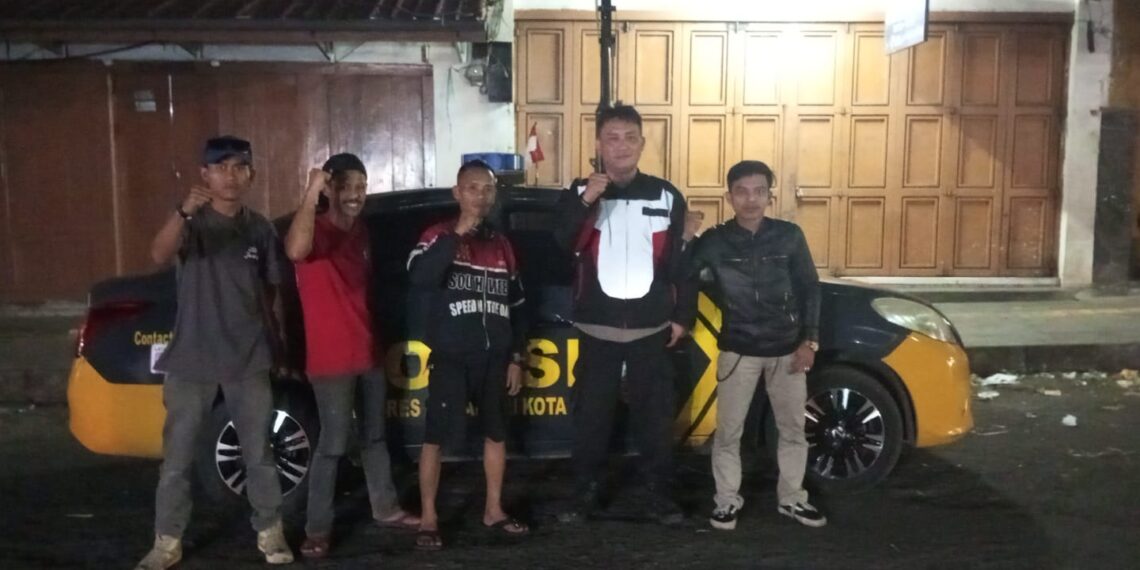 Lakukan Patroli Dialogis Malam Hari Polsek Warudoyong Sambangi Warga