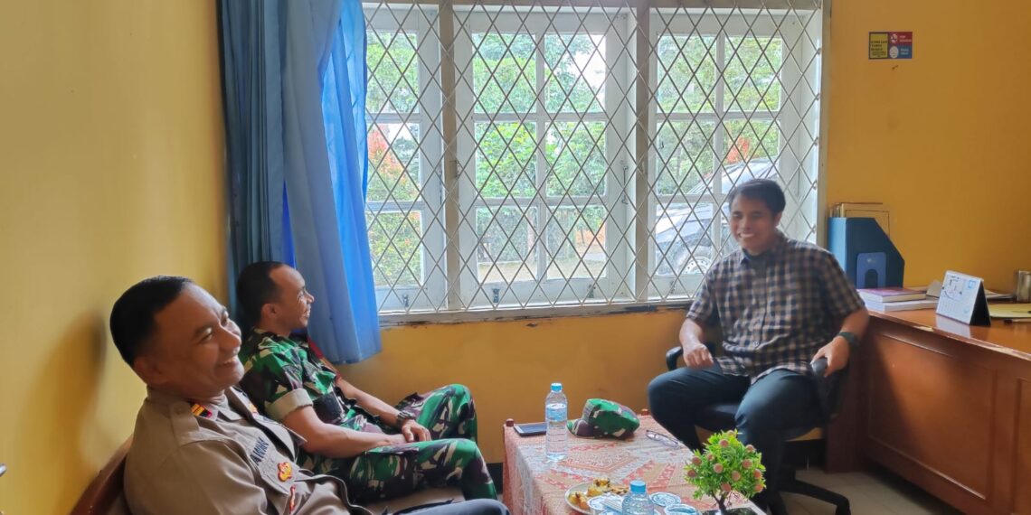 Sinergitas TNI-Polri, kapolsek kadudampit dan danramil Lakukan Dialogis dengan Warga di Kantor kecamatan