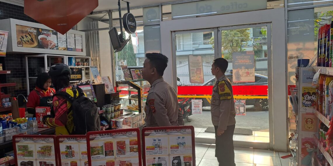 Berikan Rasa Aman, Polsek Citamiang Patroli Dialogis Sambang Karyawan dan Juru parkir Minimatket.