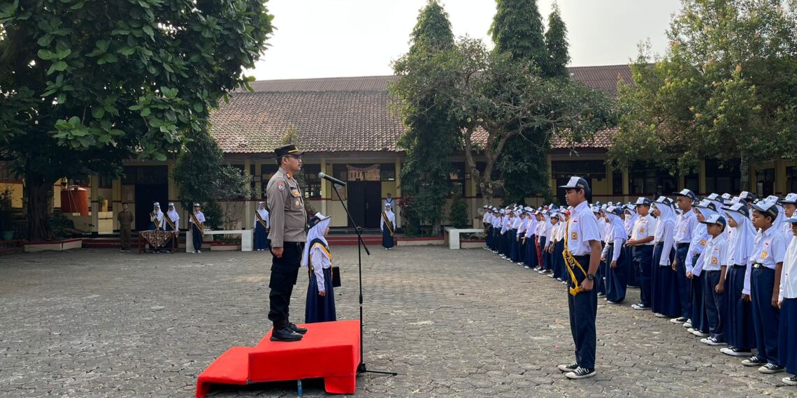 Cegah Kenakalan Remaja, Kapolsek  Warudoyong Jadi Pembina Upacara Bendera di SMPN 10 Kota Sukabumi