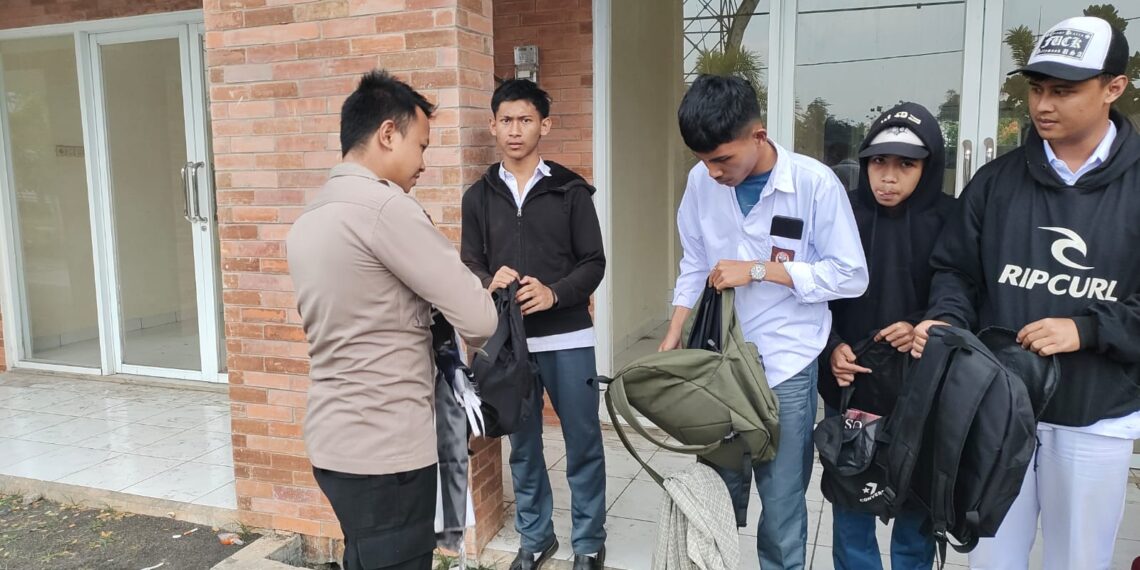 Patroli Dialogis dan Pemantauan Pasca Bubaran Sekolah Antisipasi Tawuran antar Pelajar di Wilayah Polsek Citamiang