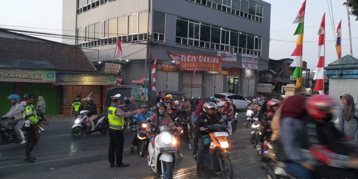 Gatur Lalin Pagi, Bentuk Pelayanan Unit Lantas Polsek Sukalarang Kepada Masyarakat Pasca Masuk Karyawan PT. Pratama Dan PT.Gsi II