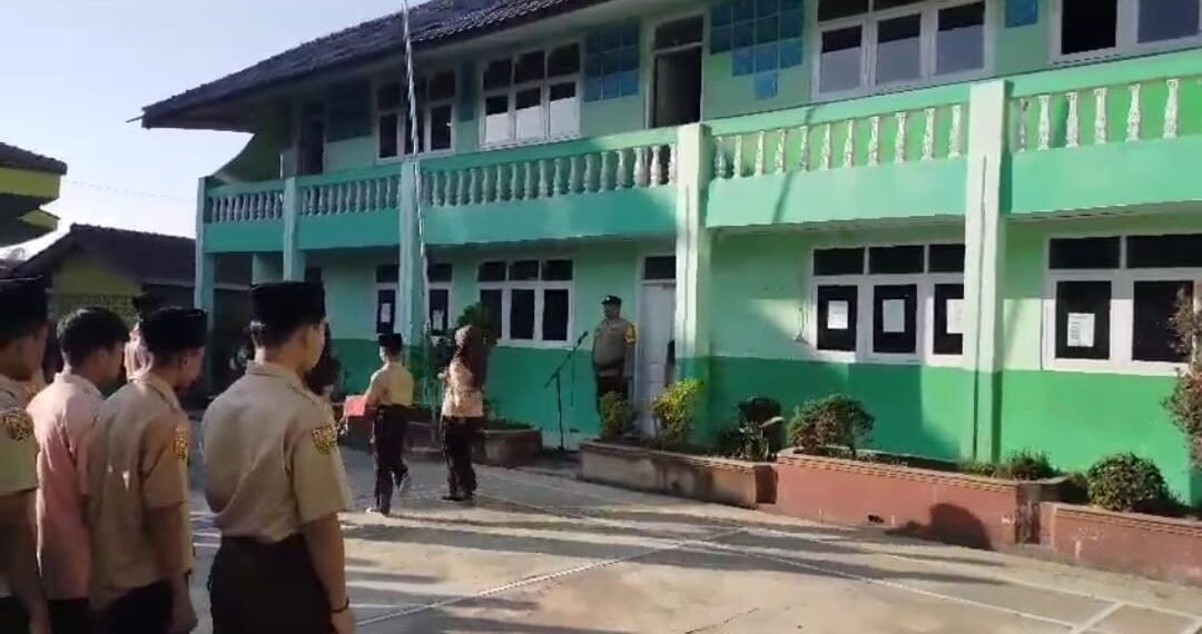 Memperingati Hari Pramuka yang ke – 62 tahun 2023, MTS dan MA Darul Muta’alim melaksanakan Upacara yang digelar secara sederhana bebarengan dengan upacara bendera hari Senin