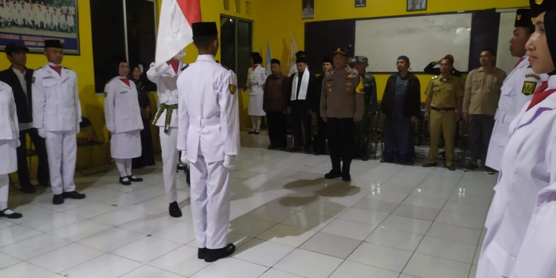 KAPOLSEK CIREUNGHAS KUKUHKAN PASKIBRA TAHUN 2023 TINGKAT KECAMATAN CIREUNGHAS