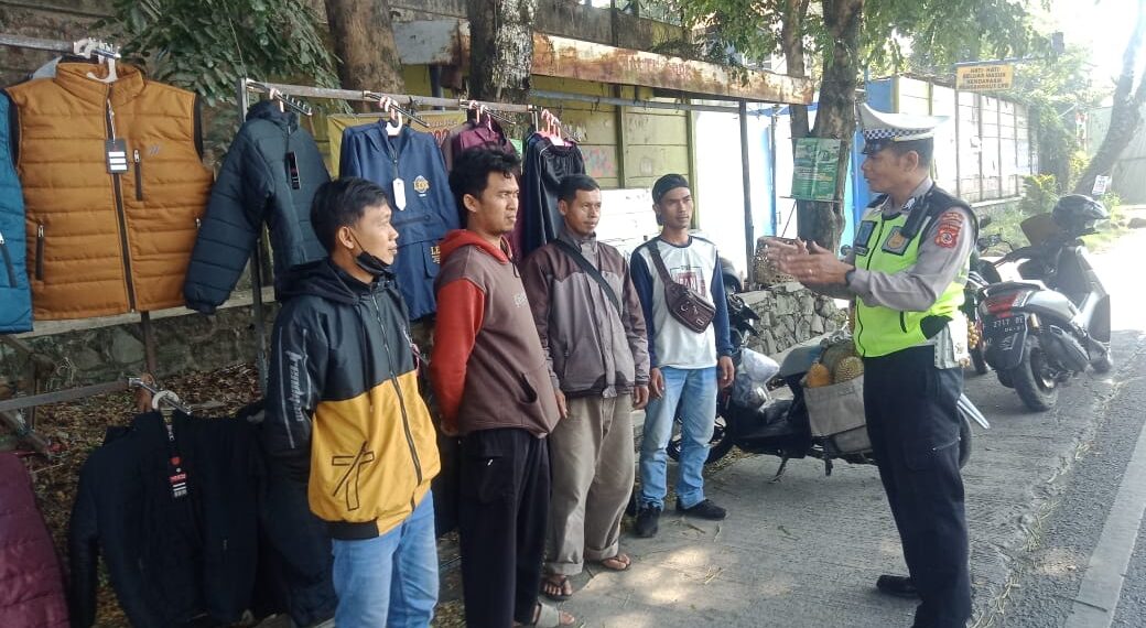 Dikmas Lantas  Sosialisasi Perubahan Sirkuit Uji Praktek Sim R2 dan ETLE Serta himbauan Tertib Berlalulintas Kepada Pedagang Kaki Lima PKL