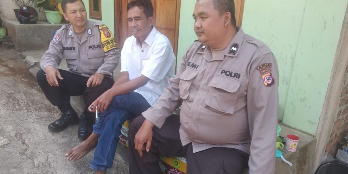 Jaga Kedekatan Dengan Masyarakat, Bhabinkamtibmas Polsek Gunungguruh Sambangi Warga Binaannya