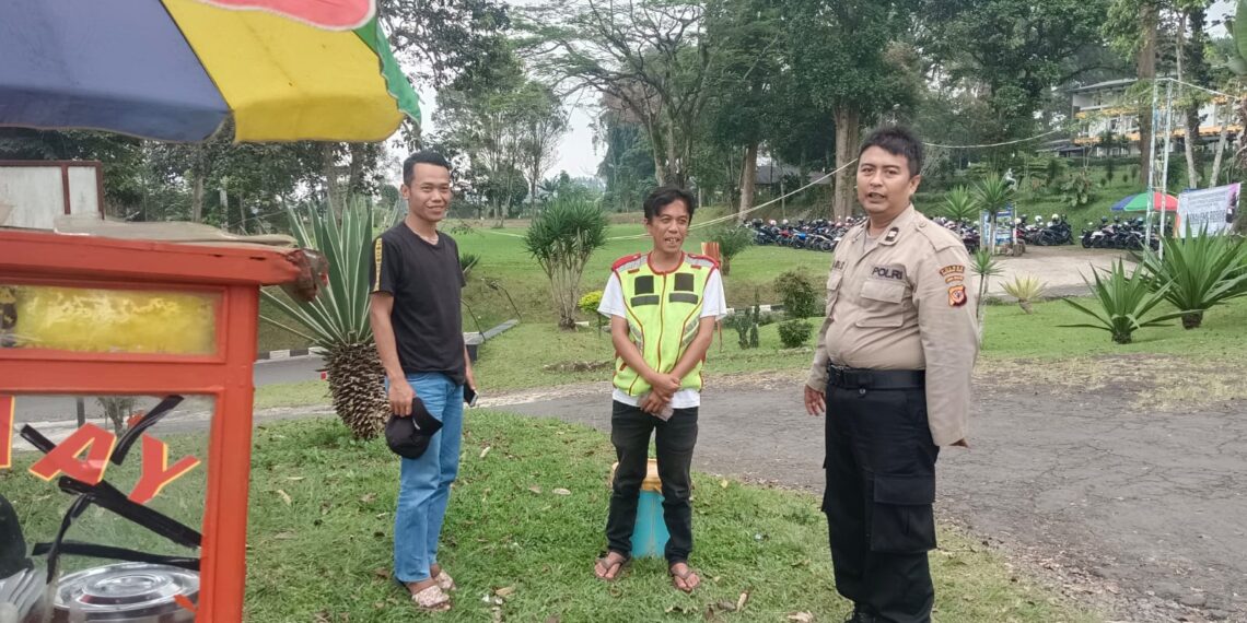 Anggota Samapta Polsek Sukabumi Polres Sukabumi Kota Melaksanakan kegiatan dialogis dengan Masyarakat di Seputaran Wisata