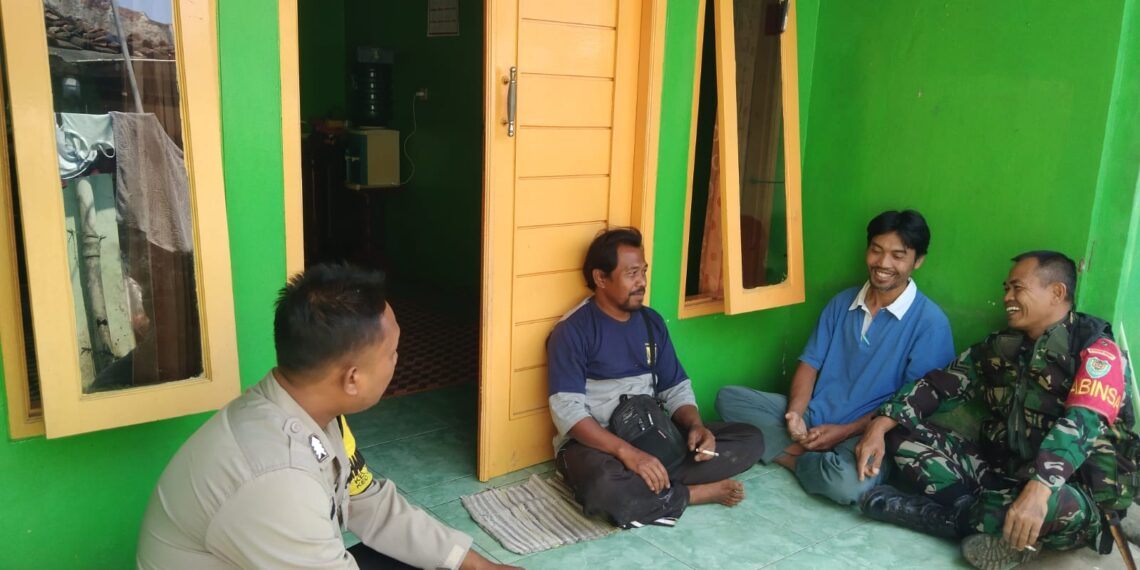 Bhabinkamtibmas Bersinergi dengan Babinsa Sambangi Warga Untuk Tingkatkan Harkamtibmas
