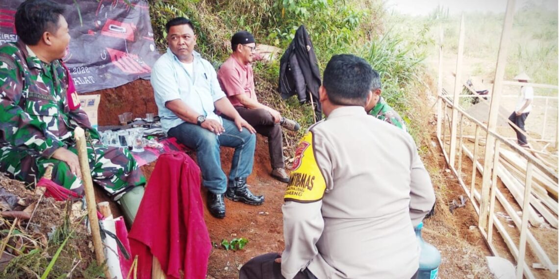 Sinergitas TNI-POLRI Bhabinkamtibmas Kel. Gedongpanjang  bersama Babinsa Sambangi Warga Binaan.