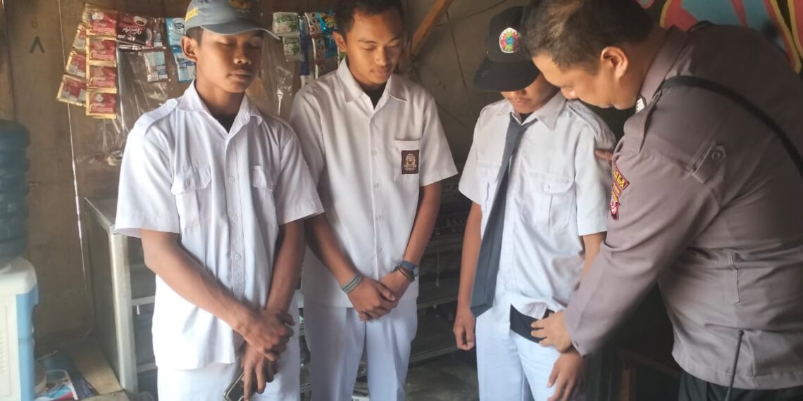 Polsek Sukalarang Gencar Lakukan Patroli Pada Jam Bubar Sekolah