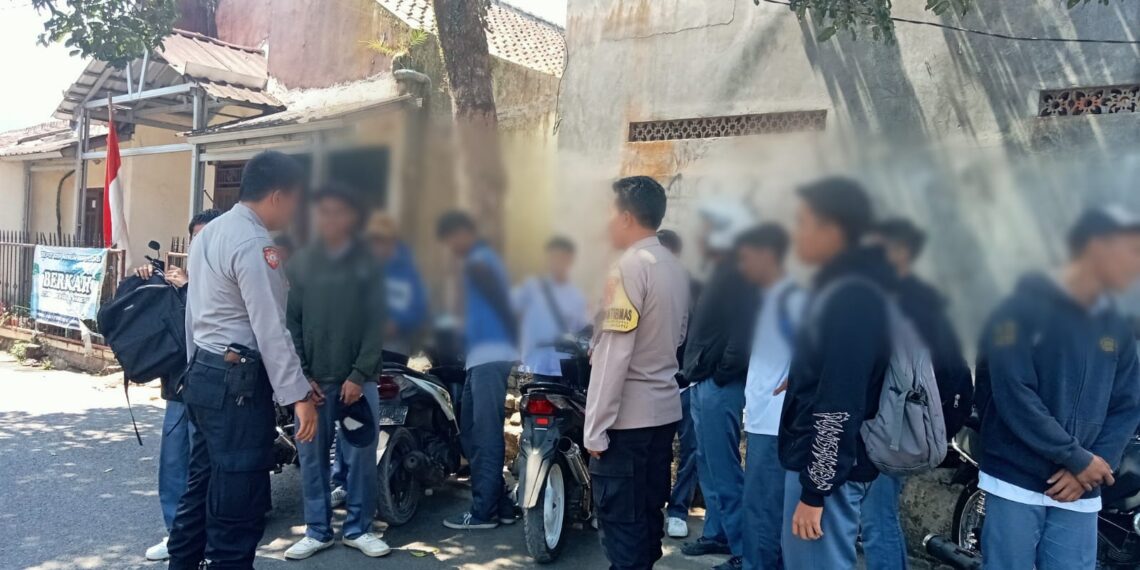 Kegiatan Patroli Antisipasi Tawuran Antar Pelajar Pasca Bubaran Sekolah Di Wilayah Hukum Polsek Lembursitu Polres Sukabumi Kota