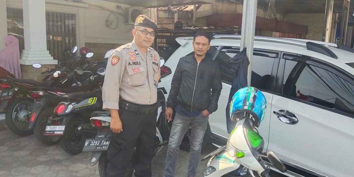 Dialogis dengan Warga, Patroli Polsek Cisaat Sampaikan Pesan Kamtibmas