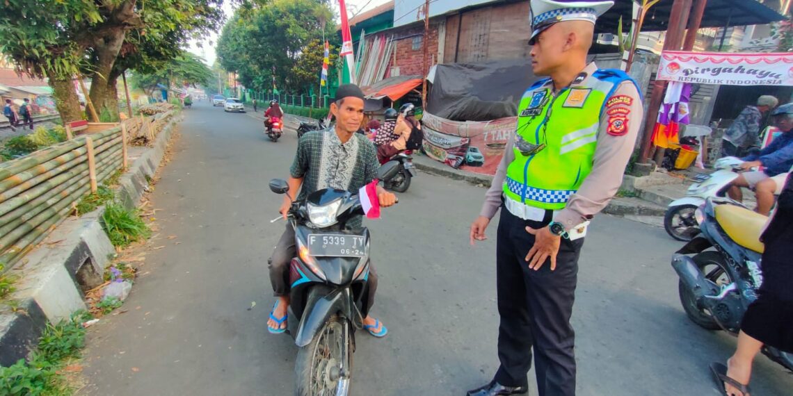Polsek Warudoyong Polres Sukabumi Kota, Peduli Keselamatan, Polisi Berikan Teguran Humanis Kepada Pelanggar Lalu Lintas