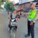 Polsek Warudoyong Polres Sukabumi Kota, Peduli Keselamatan, Polisi Berikan Teguran Humanis Kepada Pelanggar Lalu Lintas