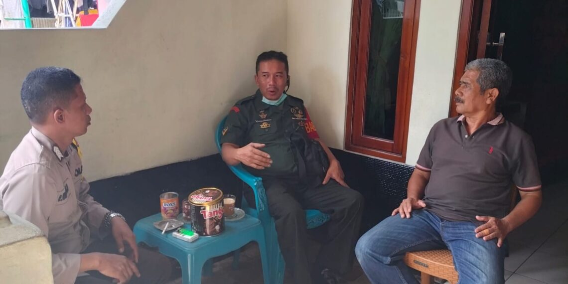 Sinirgitas TNI-POLRI Bhabinkamtibmas bersama Babinsa Kelurahan Tipar Sambang Tokoh Masyarakat.