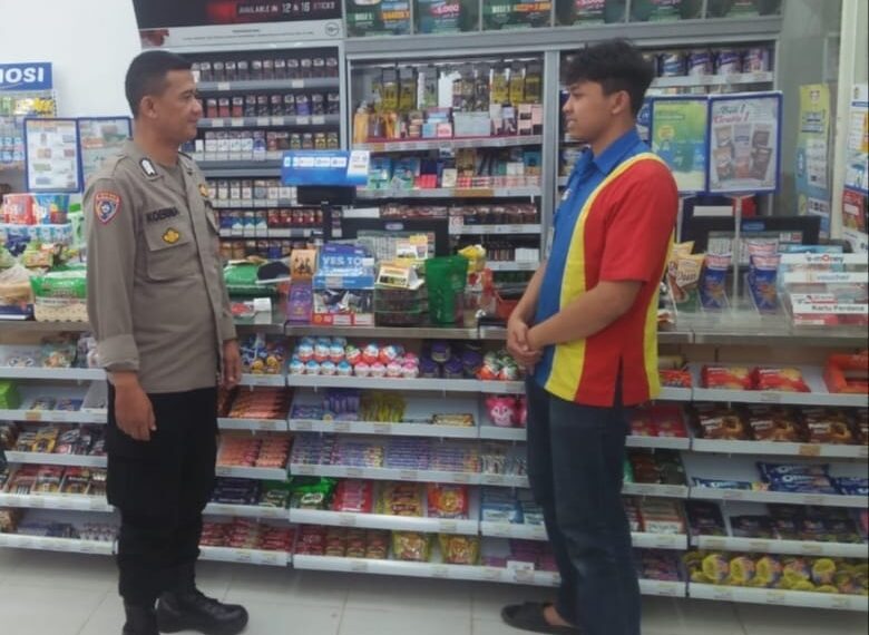 Anggota Polsek kadudampit Laksanakan Patroli Malam Kontrol Minimarket