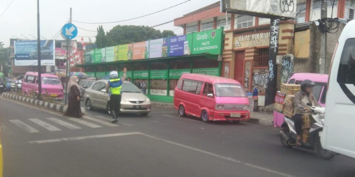 Antisipasi Kemacetan, Anggota Unit Lantas Polsek Cikole Laksanakan Giat Pengaturan