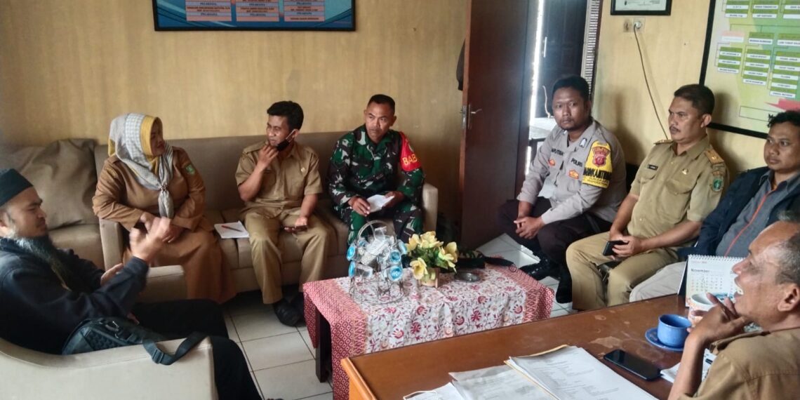 Sinergitas TNI – Bhabinkamtibmas dan Babinsa Laksanakan Sambang ke Kantor Kelurahan