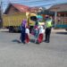 Wujud Kepedulian, Polisi Bantu Anak-Anak Sekolah Menyeberang Jalan